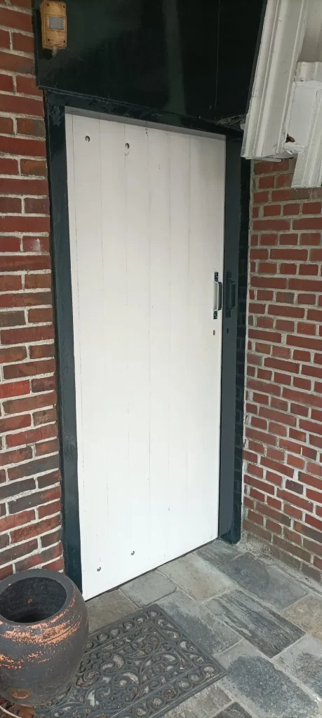 Vernieuwde achterdeur na de renovatie