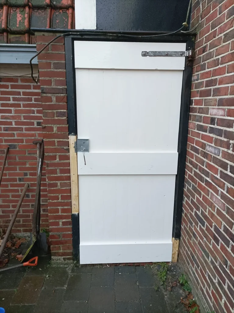 Nieuwe witte deur na de renovatie