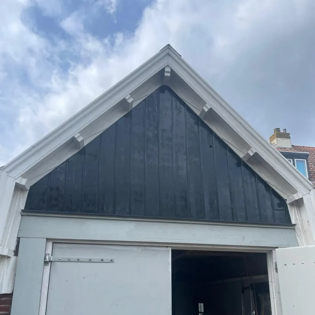 Topgevel met nieuwe donkere beplating na de renovatie