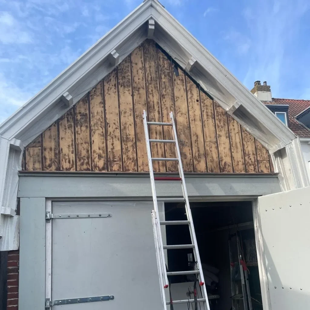 Topgevel tijdens de renovatie, oude beplating verwijderd