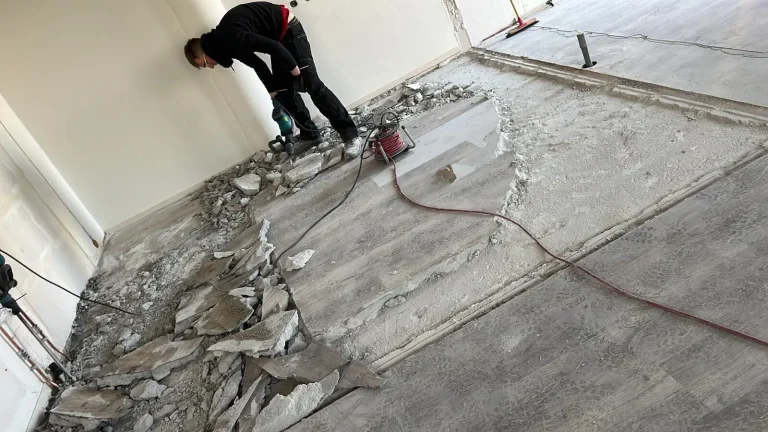 Medewerker breekt een tegelvloer uit