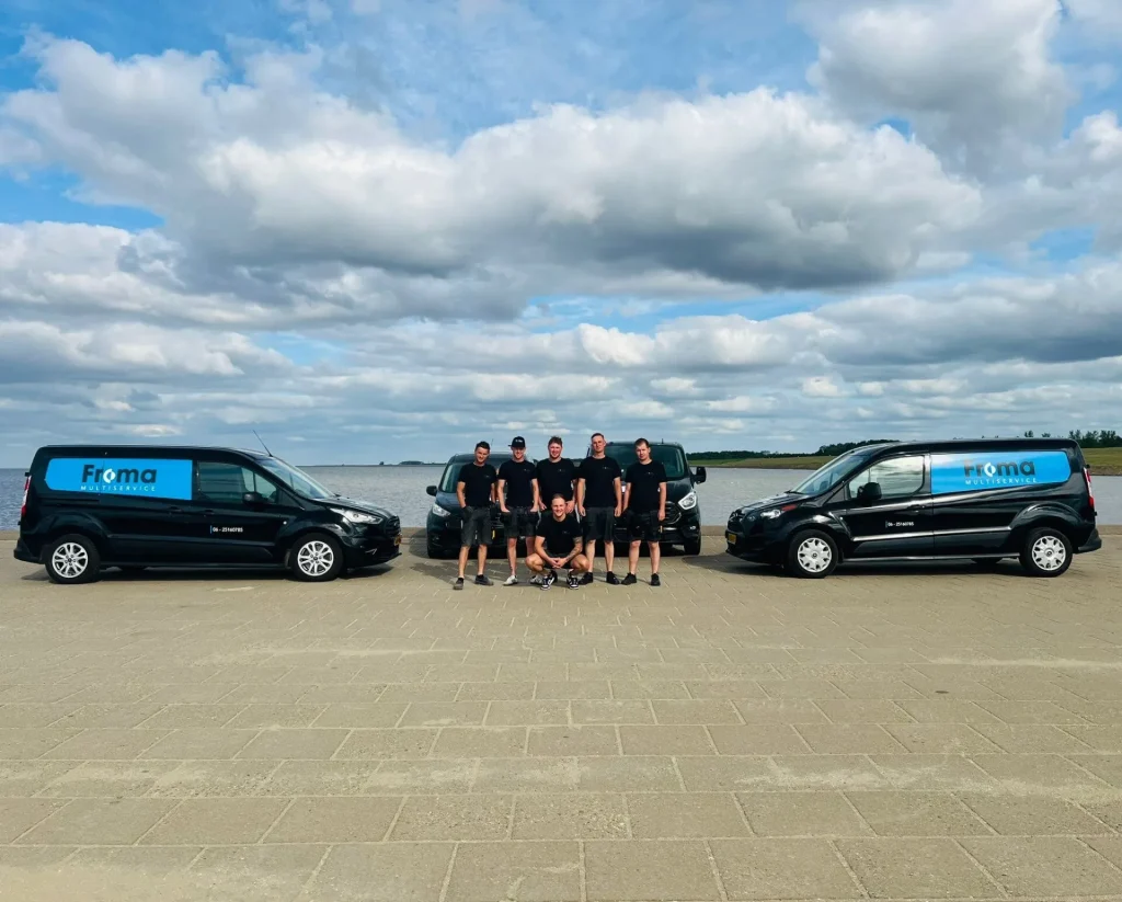 Het team van Froma Multiservice bij de bedrijfsbussen